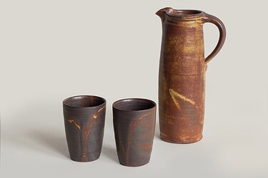 Keramikkrug mit zwei Kelchen